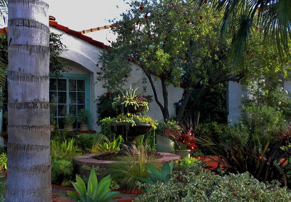 Photo of a small mediterranean drought-tolerant and full sun front yard brick garden path in San Diego for summer.