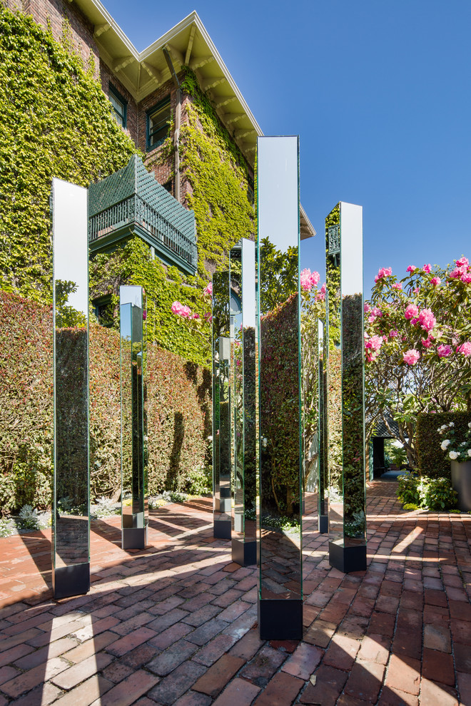 На фото: участок и сад среднего размера в стиле модернизм с садовой дорожкой или калиткой, полуденной тенью и мощением клинкерной брусчаткой