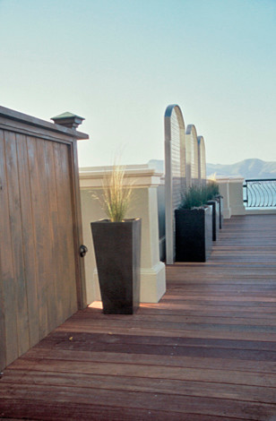 Cette photo montre un jardin bord de mer de taille moyenne et l'hiver avec une terrasse en bois et une exposition ensoleillée.