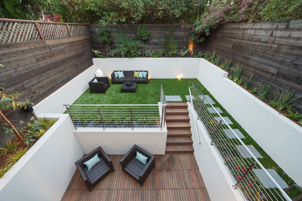 Idées déco pour un jardin contemporain de taille moyenne avec une exposition partiellement ombragée et une terrasse en bois.