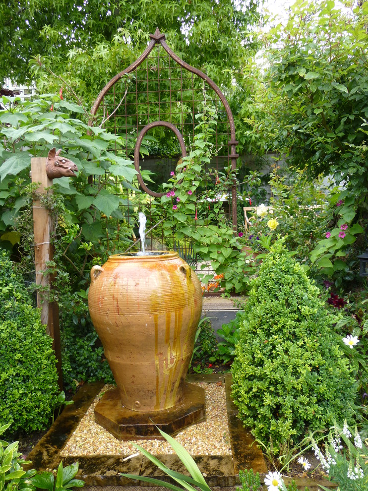 Esempio di un giardino classico con fontane