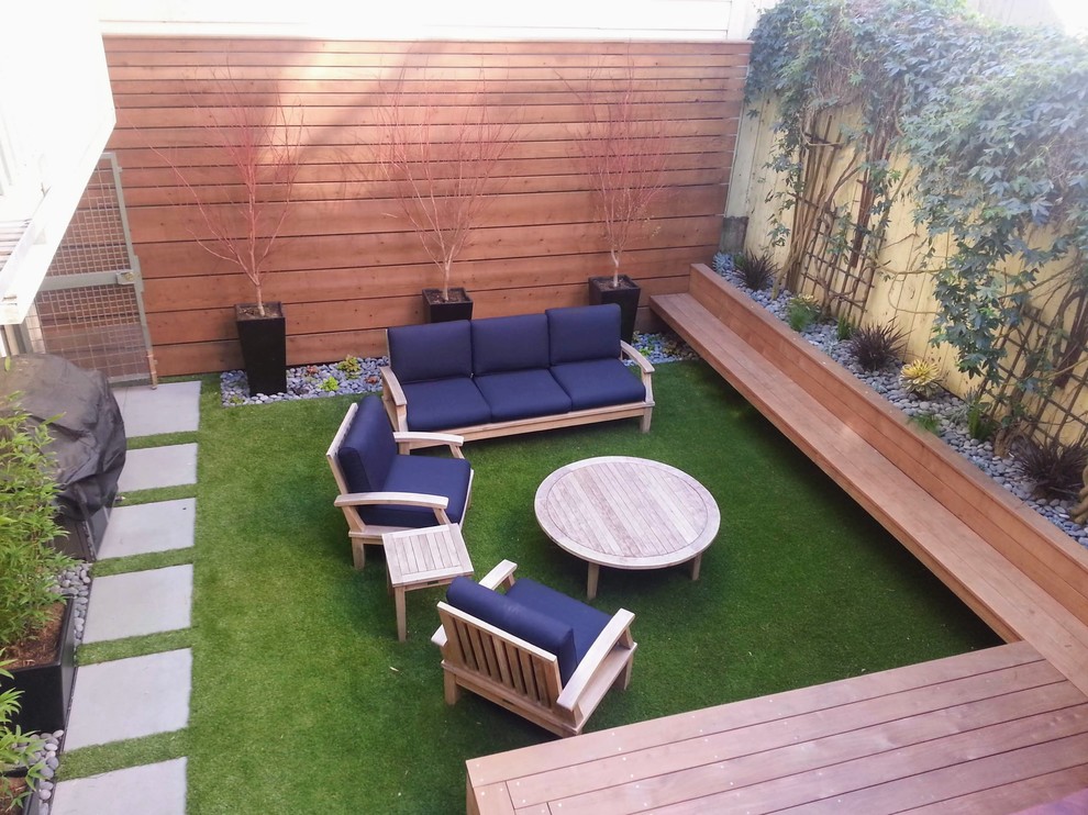 Immagine di un piccolo giardino formale minimalista esposto a mezz'ombra dietro casa con pavimentazioni in cemento
