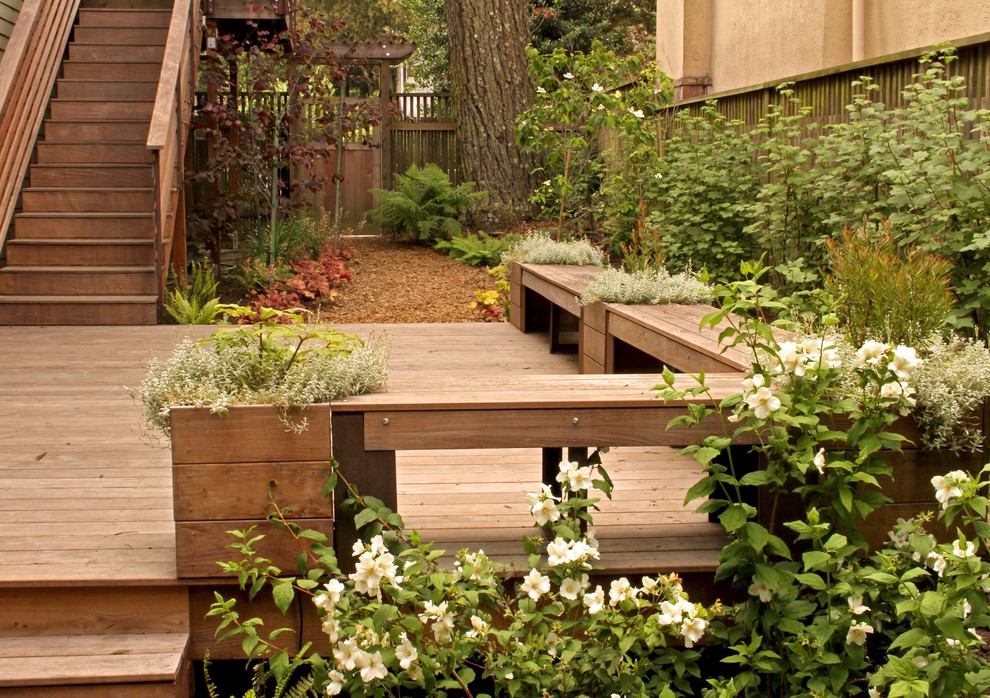 Idée de décoration pour un petit jardin arrière chalet l'hiver avec une exposition ombragée et une terrasse en bois.