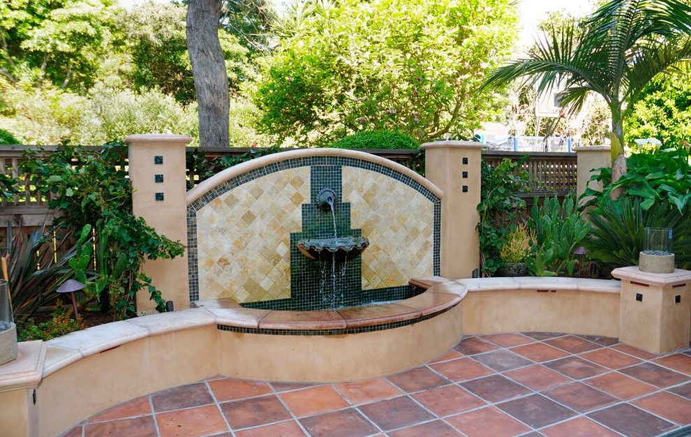 На фото: маленький участок и сад на заднем дворе в средиземноморском стиле с полуденной тенью для на участке и в саду с