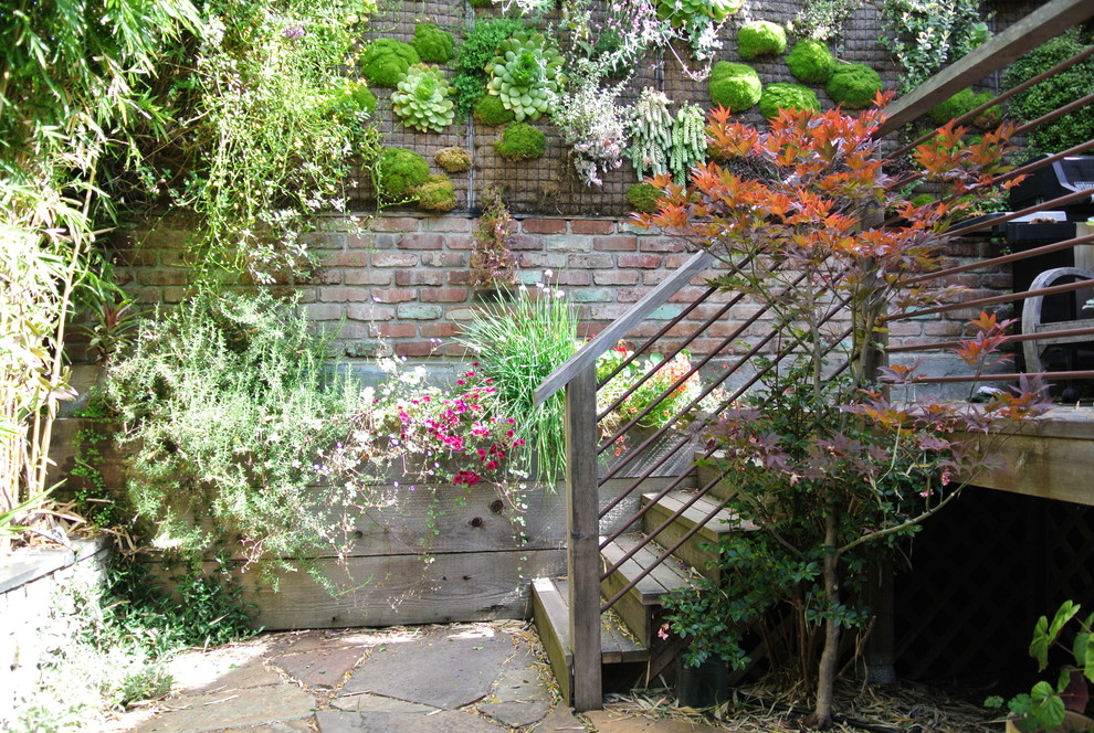 На фото: участок и сад на заднем дворе в современном стиле с полуденной тенью с
