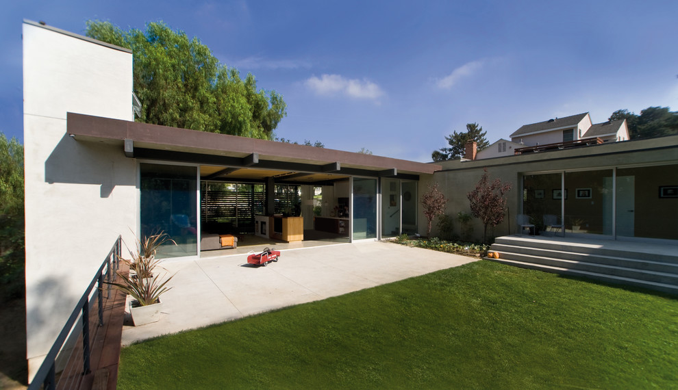 Design ideas for a modern back garden in Los Angeles.