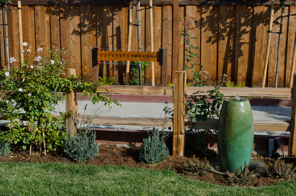 Idéer för att renovera en mellanstor amerikansk trädgård i full sol, med grus