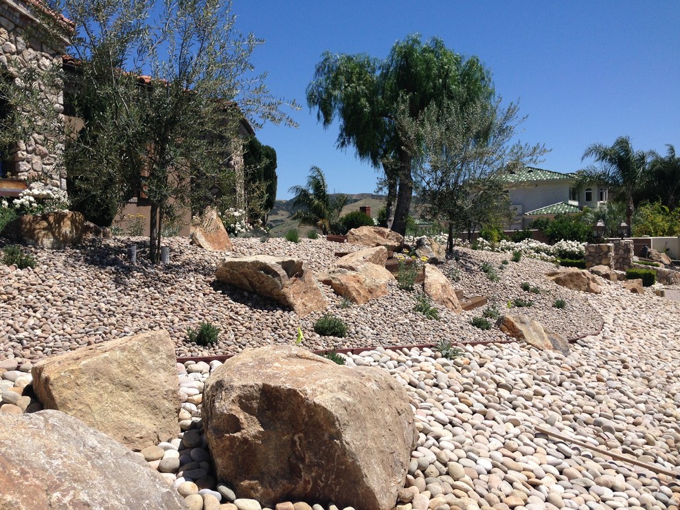 Ispirazione per un giardino xeriscape davanti casa con pavimentazioni in pietra naturale