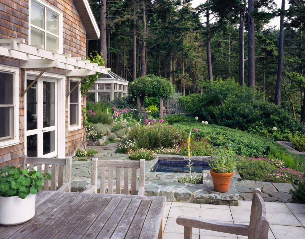 Стильный дизайн: солнечный, летний участок и сад на заднем дворе в морском стиле с хорошей освещенностью - последний тренд