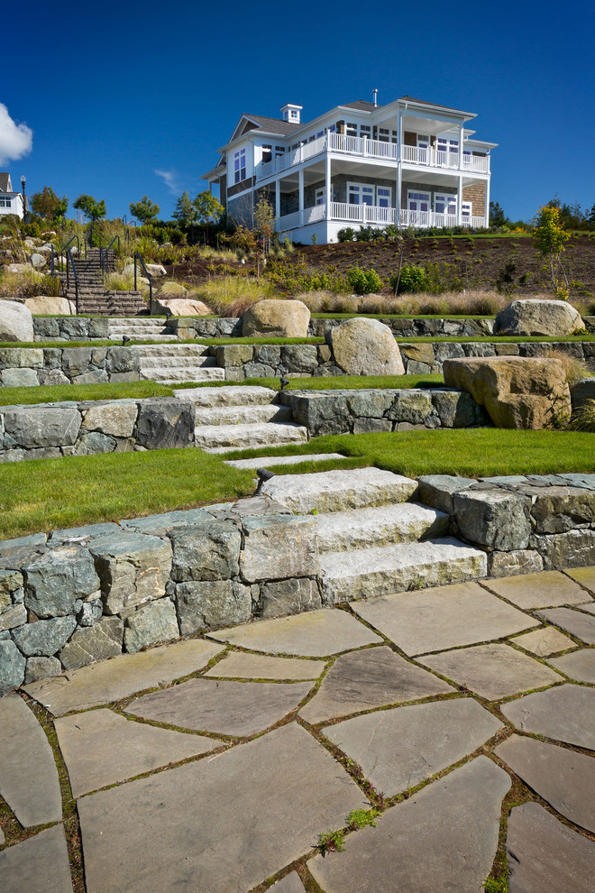 Стильный дизайн: солнечный участок и сад в морском стиле с хорошей освещенностью, покрытием из каменной брусчатки и камнем в ландшафтном дизайне - последний тренд
