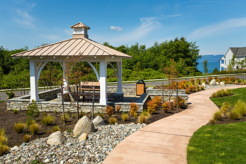 Cette photo montre un grand jardin bord de mer avec une exposition ensoleillée et des pavés en béton.