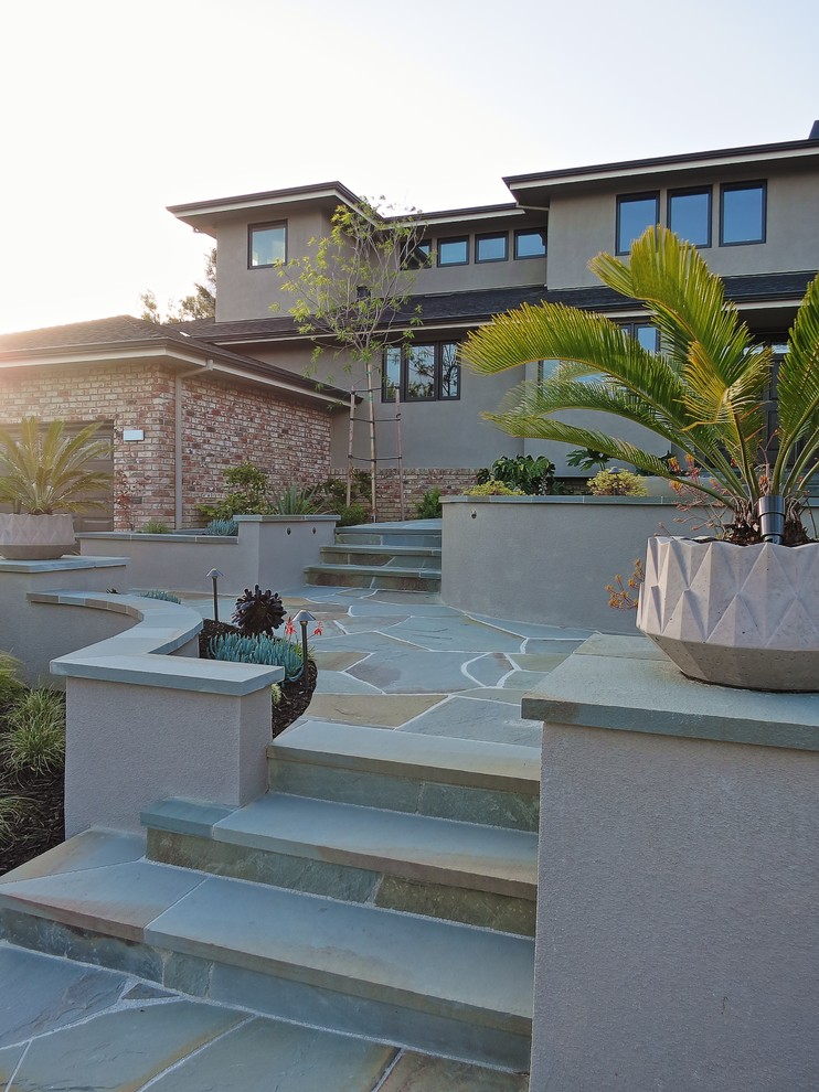 Esempio di un giardino design esposto in pieno sole di medie dimensioni e davanti casa con un ingresso o sentiero e pavimentazioni in pietra naturale