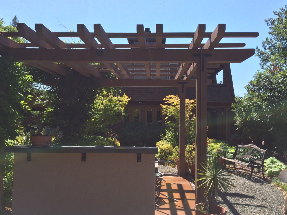 Mittelgroßer Klassischer Garten im Frühling, hinter dem Haus mit direkter Sonneneinstrahlung in San Francisco
