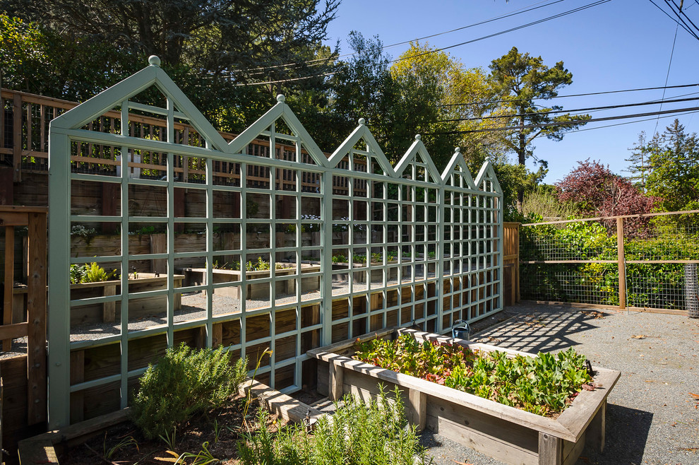 Пример оригинального дизайна: огород на участке на заднем дворе в классическом стиле с покрытием из гравия