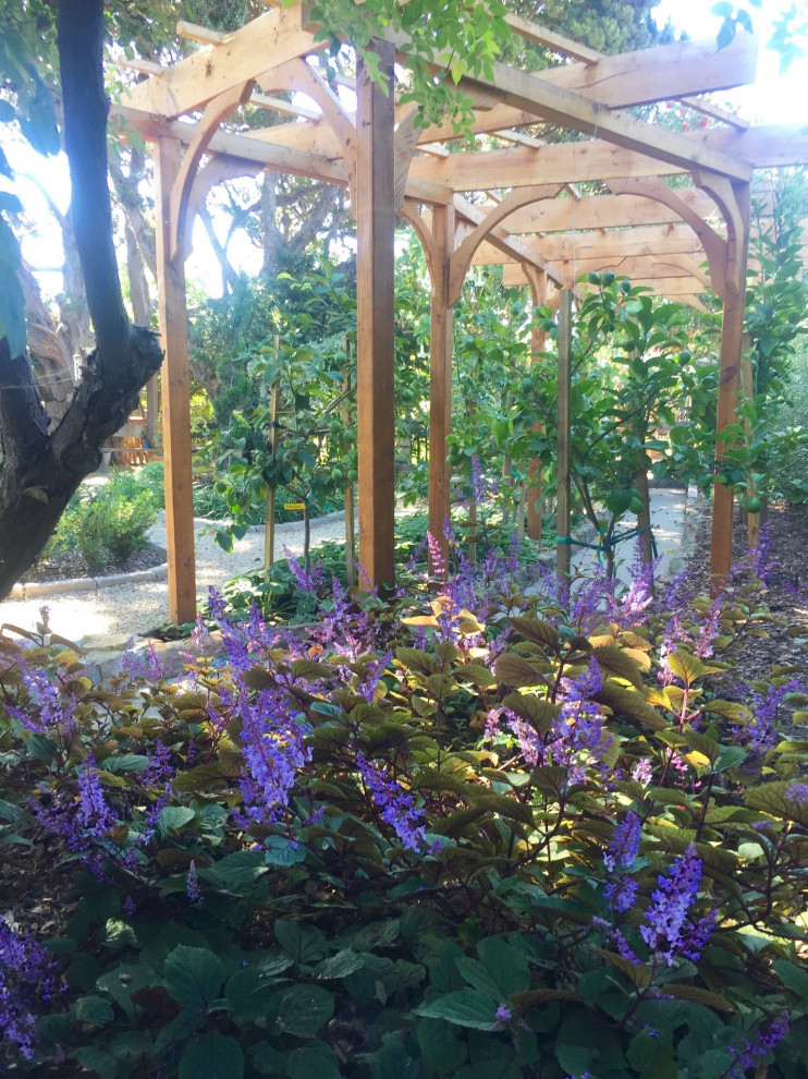 Inspiration för en mellanstor medelhavsstil trädgård i delvis sol pallkragar, med grus