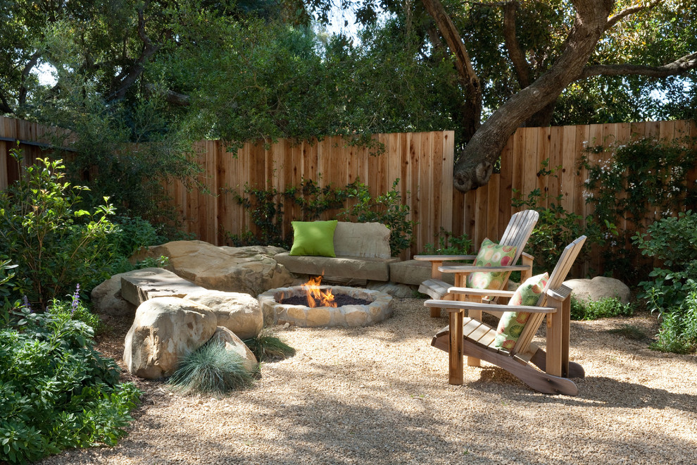 サンタバーバラにあるラグジュアリーなコンテンポラリースタイルのおしゃれな裏庭 (ファイヤーピット) の写真