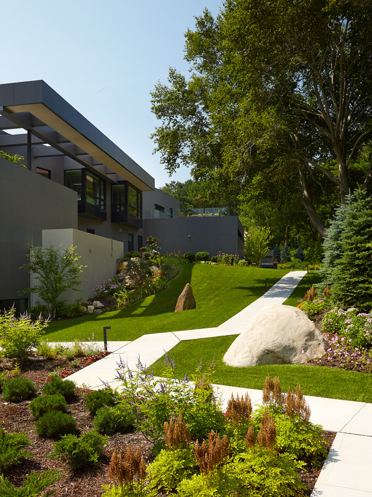 Ejemplo de camino de jardín minimalista grande en patio trasero con exposición total al sol y adoquines de hormigón