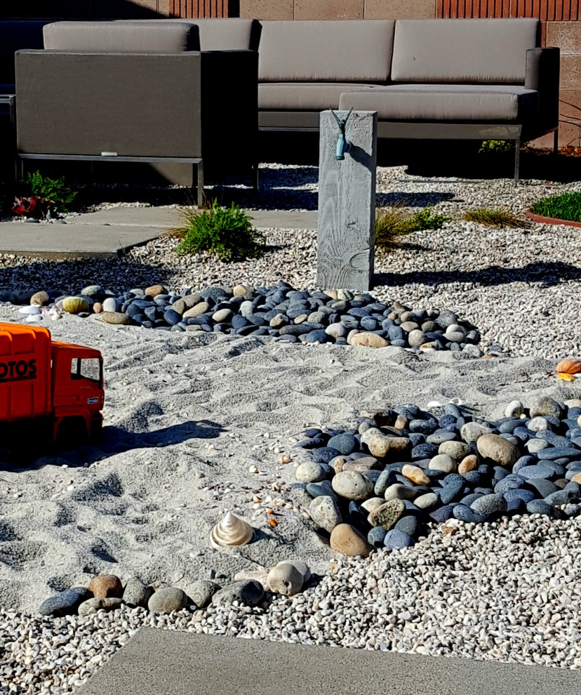 Medium sized contemporary back garden in Orange County with a fire feature and gravel.