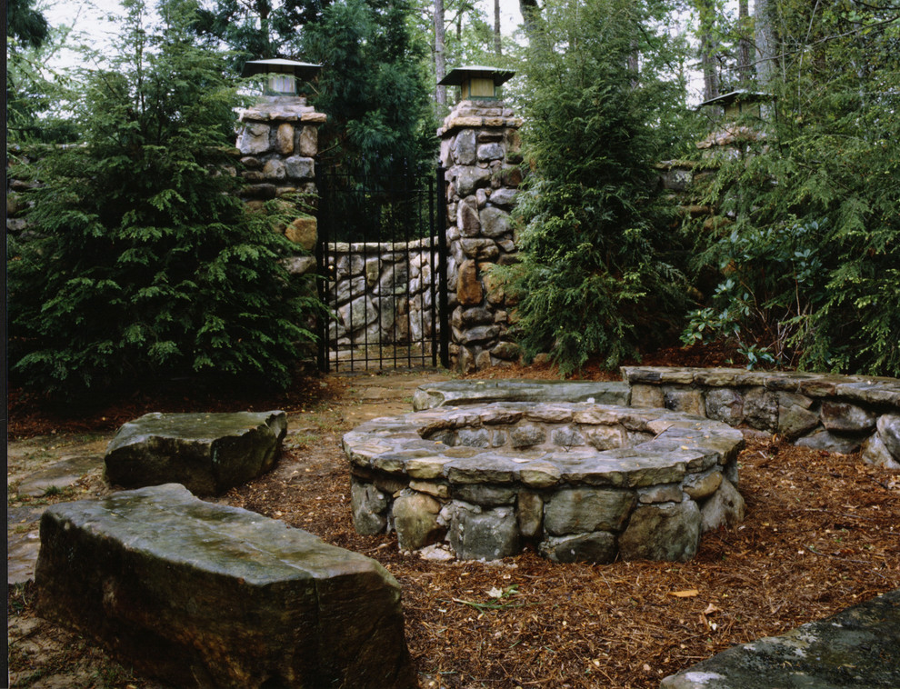 Exemple d'un jardin latéral éclectique de taille moyenne avec un foyer extérieur, une exposition partiellement ombragée et un paillis.