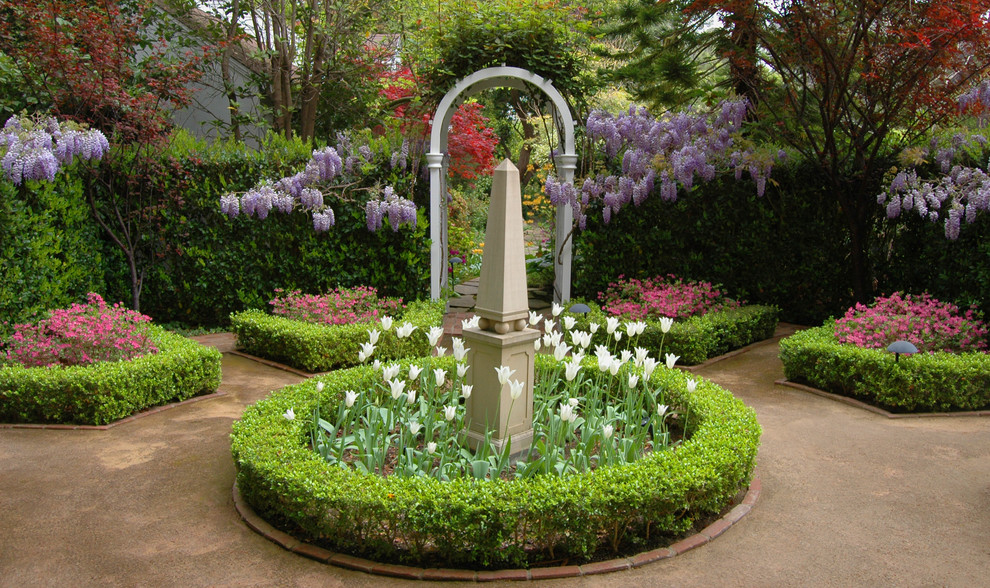 На фото: участок и сад в классическом стиле с клумбами