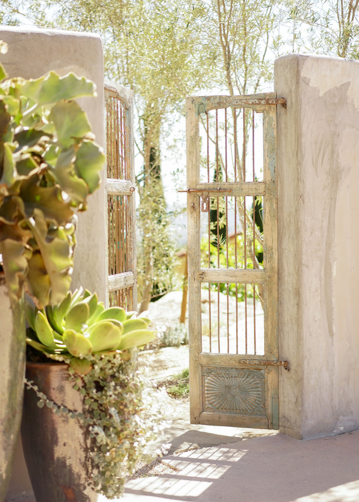 На фото: участок и сад в средиземноморском стиле с садовой дорожкой или калиткой с