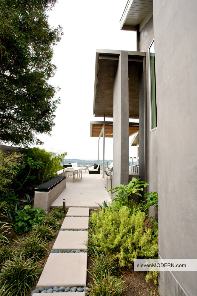 Inspiration for a contemporary landscaping in Santa Barbara.