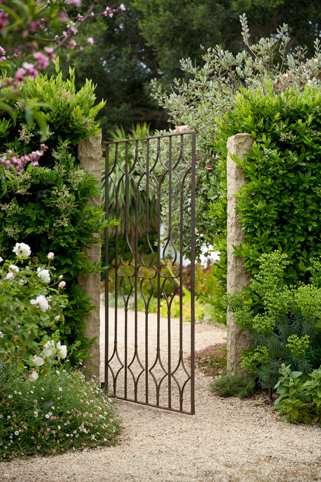 Источник вдохновения для домашнего уюта: участок и сад среднего размера в средиземноморском стиле с садовой дорожкой или калиткой