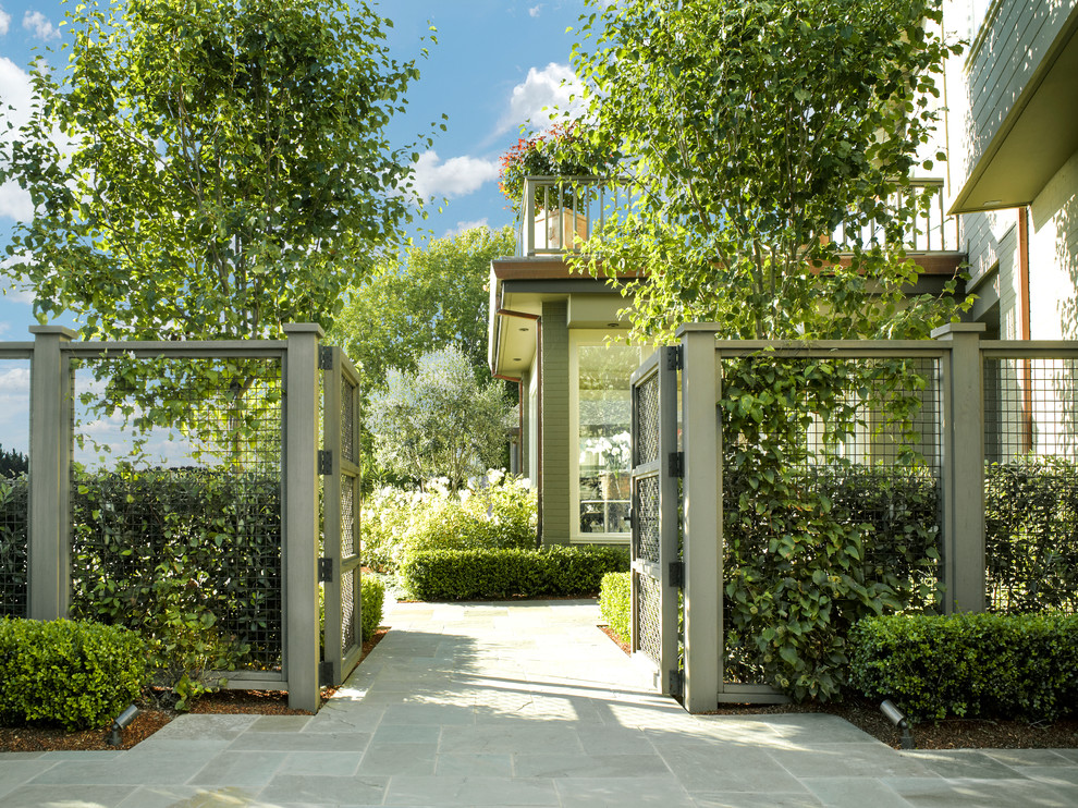 Идея дизайна: большой участок и сад в классическом стиле с покрытием из каменной брусчатки и забором