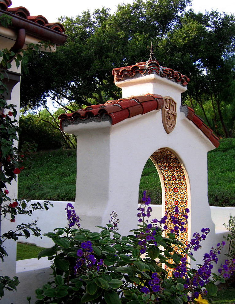 サンタバーバラにある高級な中くらいな、春の地中海スタイルのおしゃれな庭 (庭への小道、日向、レンガ敷き) の写真