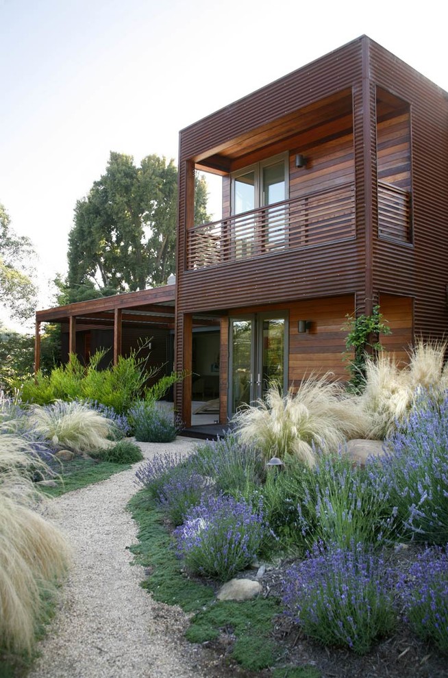 This is an example of a contemporary garden in Santa Barbara.