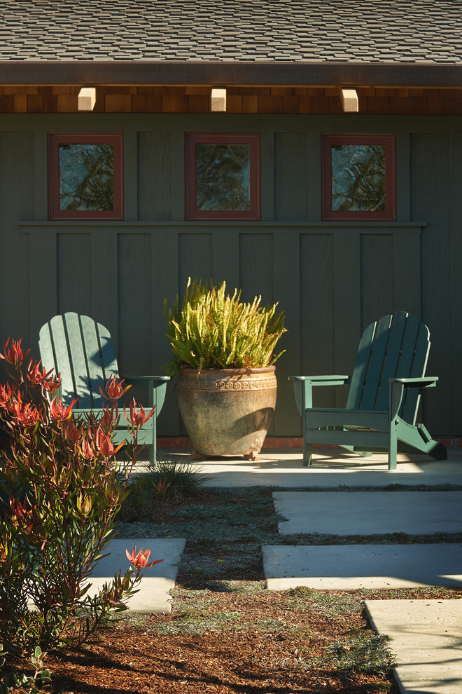 Design ideas for a large craftsman drought-tolerant and full sun backyard concrete paver retaining wall landscape in San Francisco.