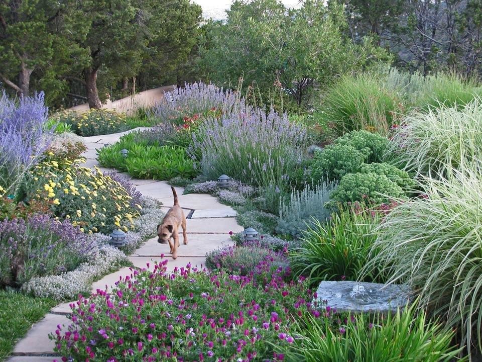 Esempio di un giardino classico esposto a mezz'ombra di medie dimensioni e dietro casa in estate con pavimentazioni in pietra naturale