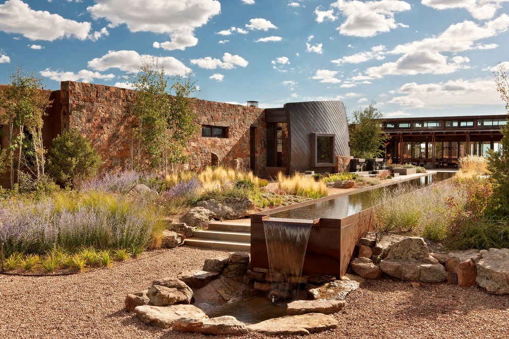 Geometrischer, Großer Mediterraner Garten mit Wasserspiel und direkter Sonneneinstrahlung in Albuquerque