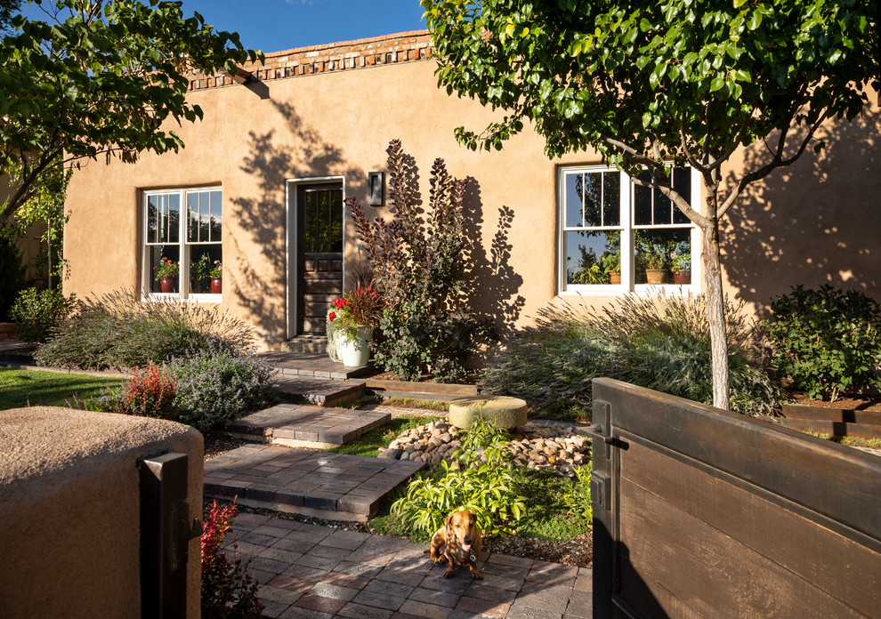 Großer, Halbschattiger Klassischer Garten hinter dem Haus mit Pflastersteinen in Albuquerque