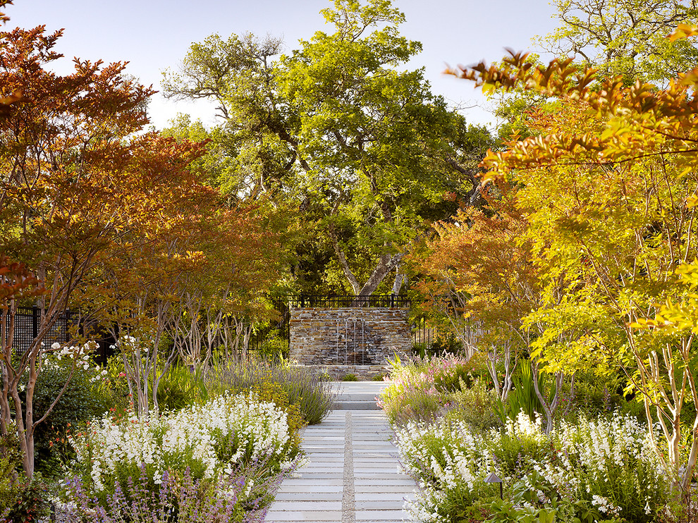 Klassischer Garten hinter dem Haus, im Herbst mit Natursteinplatten in San Francisco