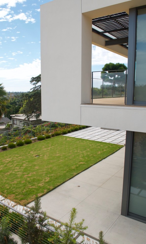Großer Moderner Gartenweg im Frühling, hinter dem Haus mit direkter Sonneneinstrahlung und Betonboden in Los Angeles