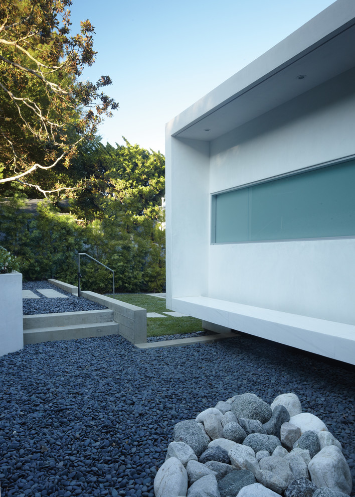 Inspiration for a mid-sized modern shade courtyard gravel outdoor sport court in Los Angeles for summer.