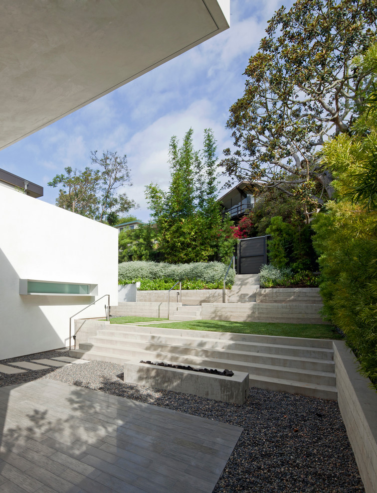 Ispirazione per un giardino minimalista esposto a mezz'ombra di medie dimensioni e davanti casa in primavera con un focolare e ghiaia