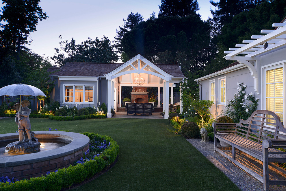 На фото: большой солнечный, весенний участок и сад на внутреннем дворе в современном стиле с хорошей освещенностью и покрытием из гравия