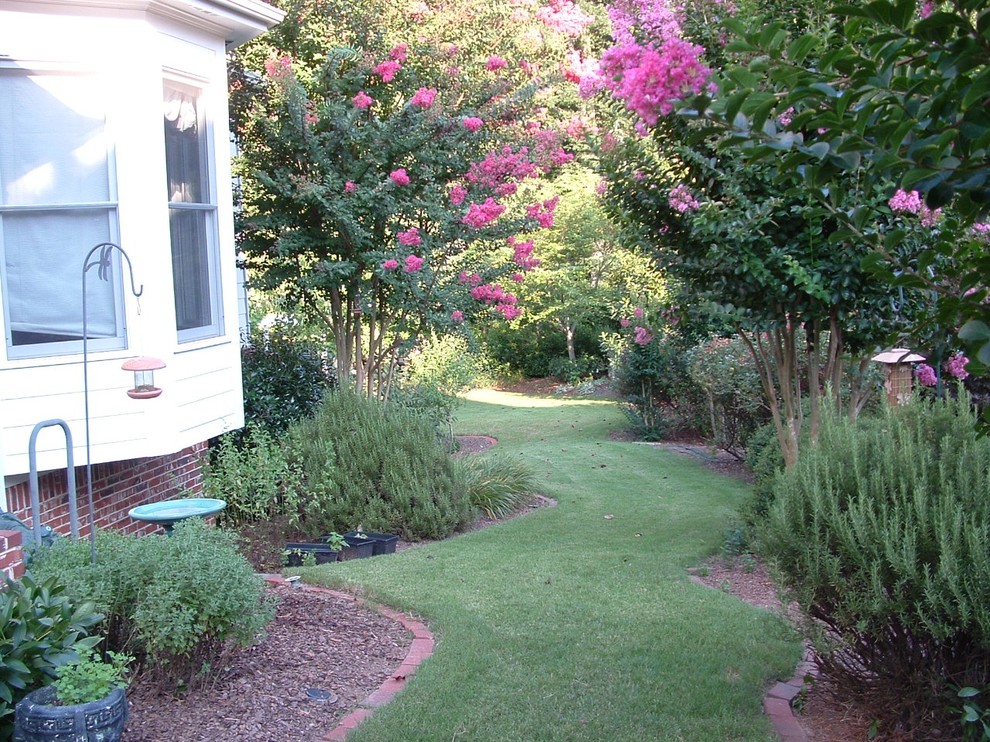 Идея дизайна: летний огород на участке среднего размера на боковом дворе в классическом стиле с полуденной тенью и мощением клинкерной брусчаткой