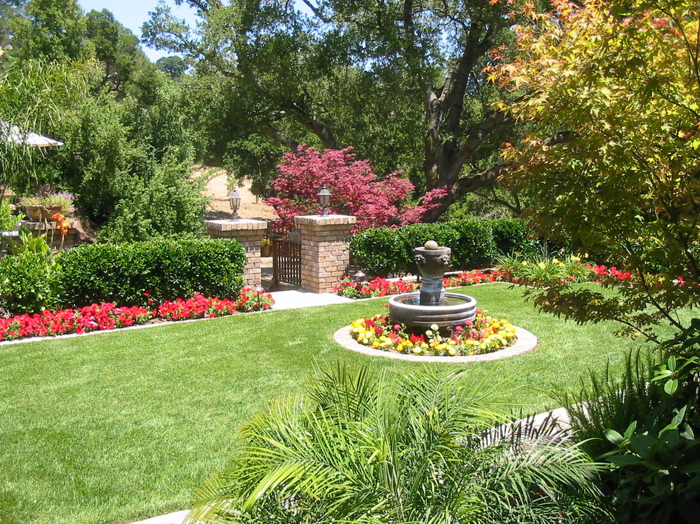 На фото: большой солнечный, весенний участок и сад на внутреннем дворе в средиземноморском стиле с садовой дорожкой или калиткой, хорошей освещенностью и мощением клинкерной брусчаткой с