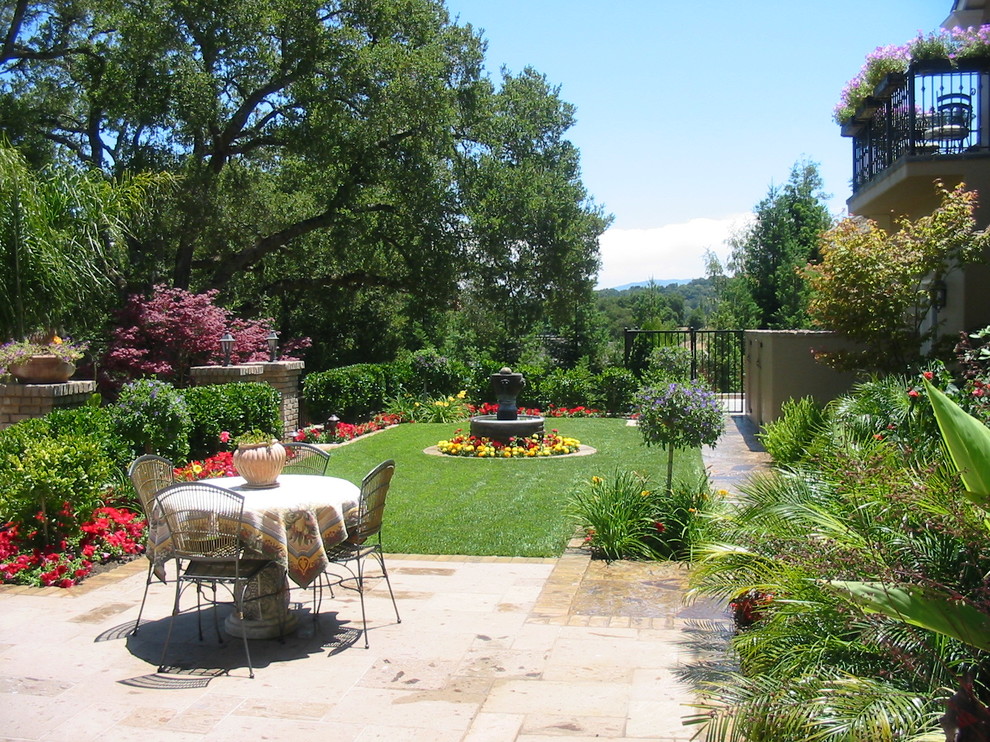 Exemple d'un grand jardin méditerranéen au printemps avec une exposition ensoleillée et des pavés en brique.