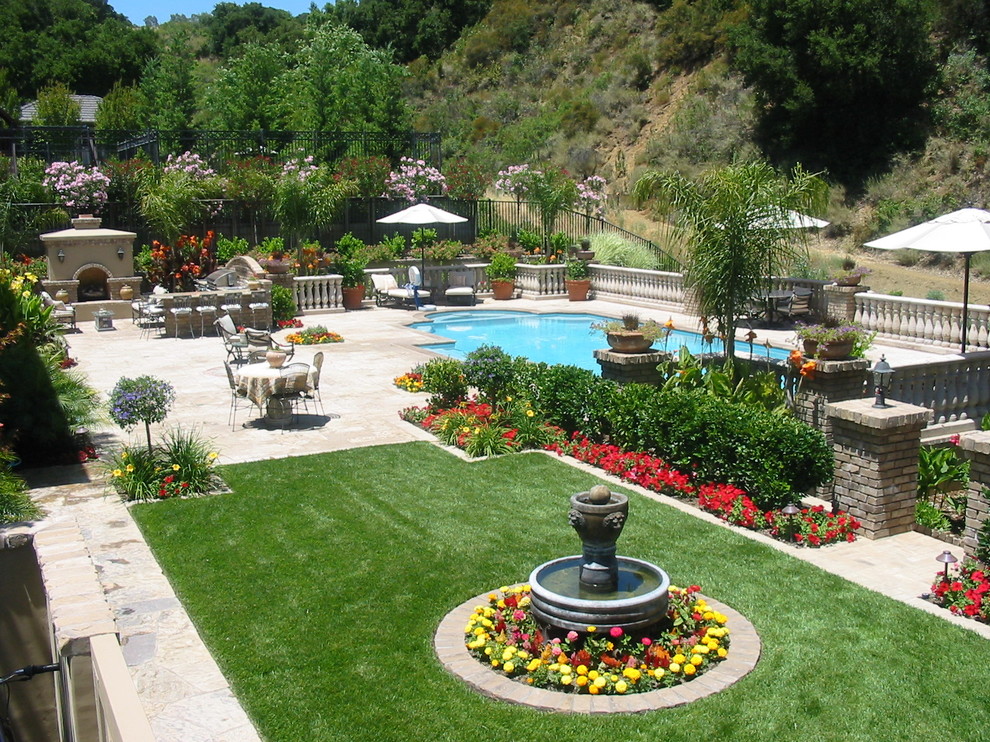 Réalisation d'un jardin méditerranéen au printemps et de taille moyenne avec une exposition ensoleillée et des pavés en pierre naturelle.