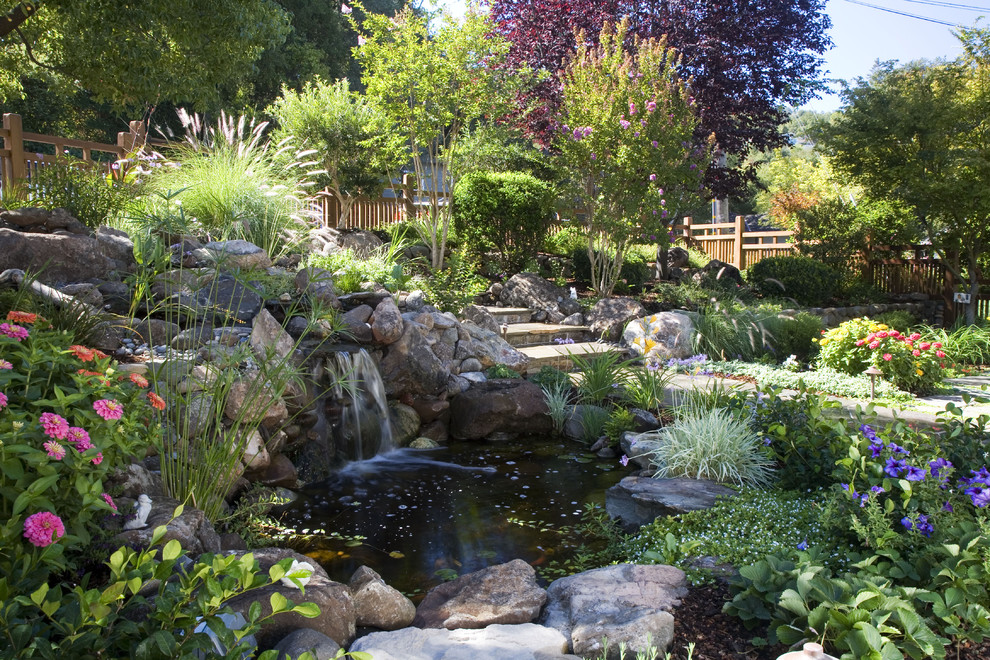 Diseño de jardín tradicional con estanque