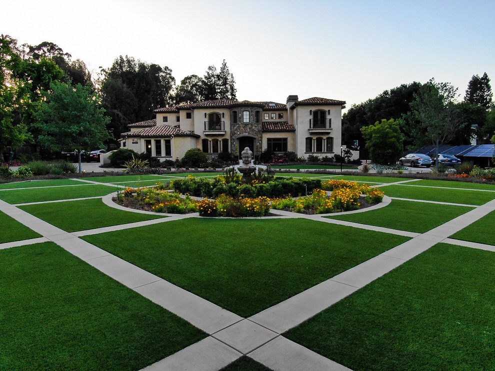 Идея дизайна: огромный участок и сад на переднем дворе в современном стиле с мощением тротуарной плиткой