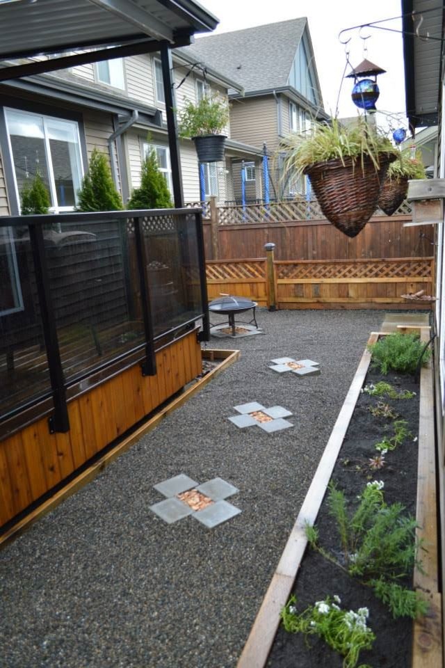 Geometrischer, Kleiner, Halbschattiger Klassischer Gartenweg hinter dem Haus mit Pflastersteinen in Vancouver