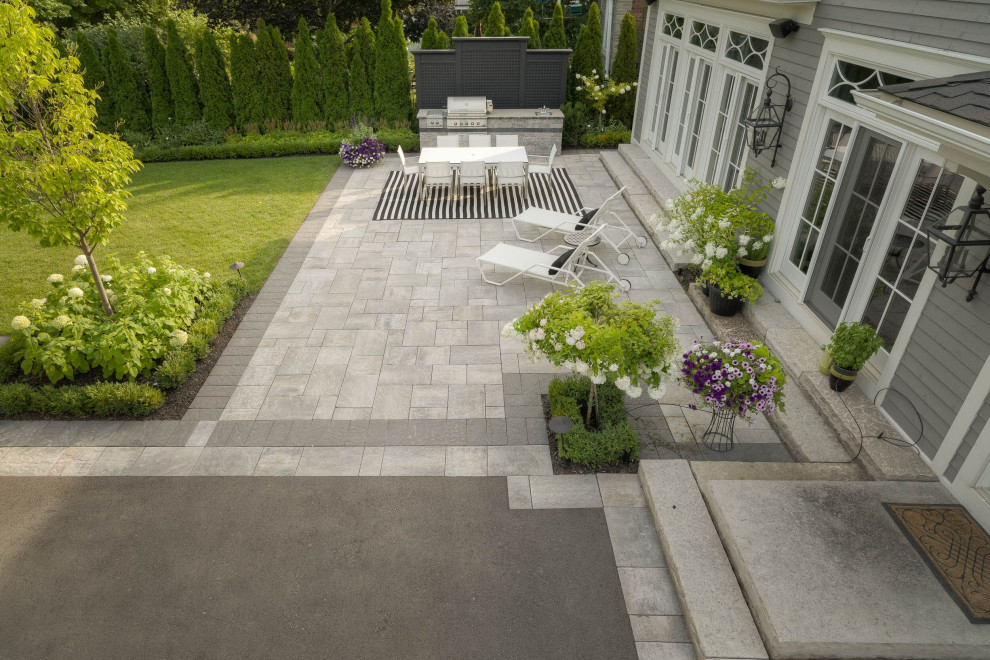 На фото: большой участок и сад на заднем дворе в современном стиле с покрытием из каменной брусчатки