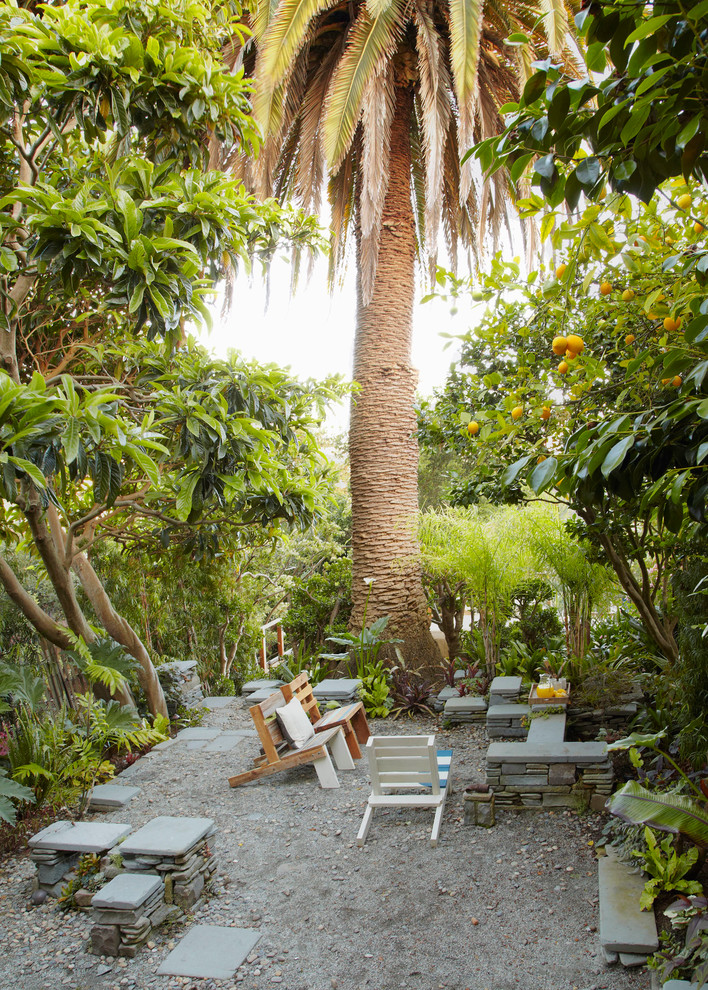 Стильный дизайн: участок и сад на заднем дворе в морском стиле с покрытием из гравия - последний тренд