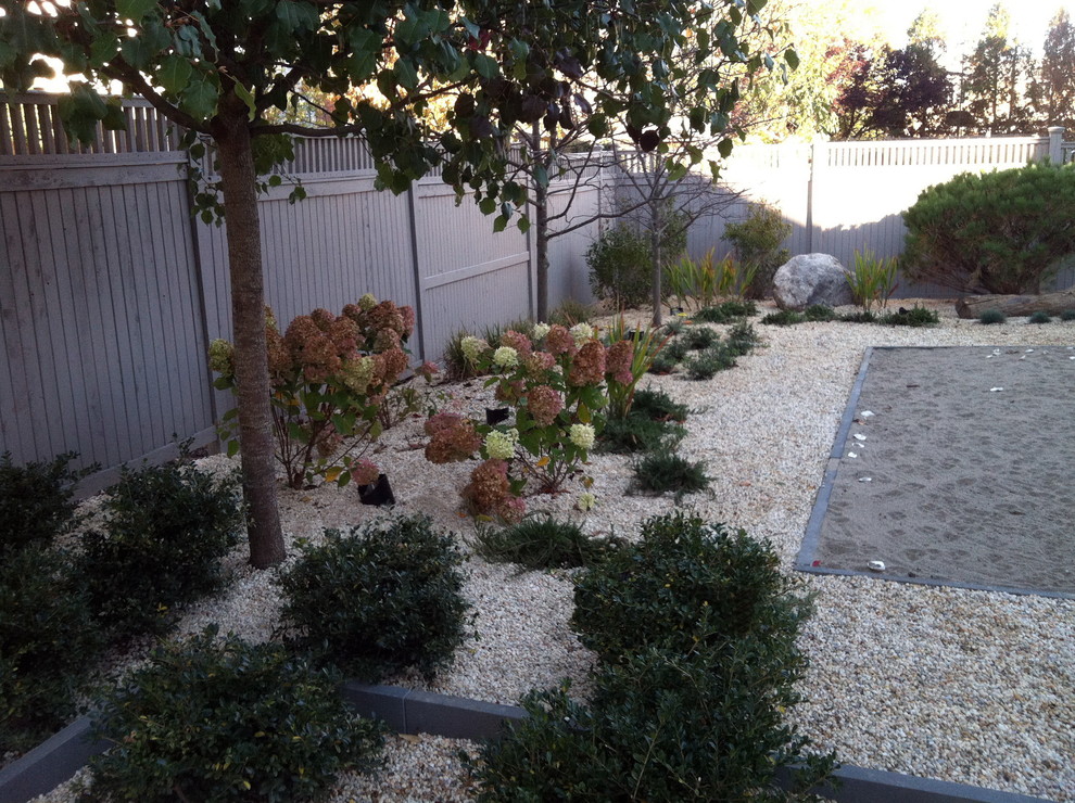 Пример оригинального дизайна: маленький весенний участок и сад на боковом дворе в морском стиле с покрытием из каменной брусчатки и полуденной тенью для на участке и в саду