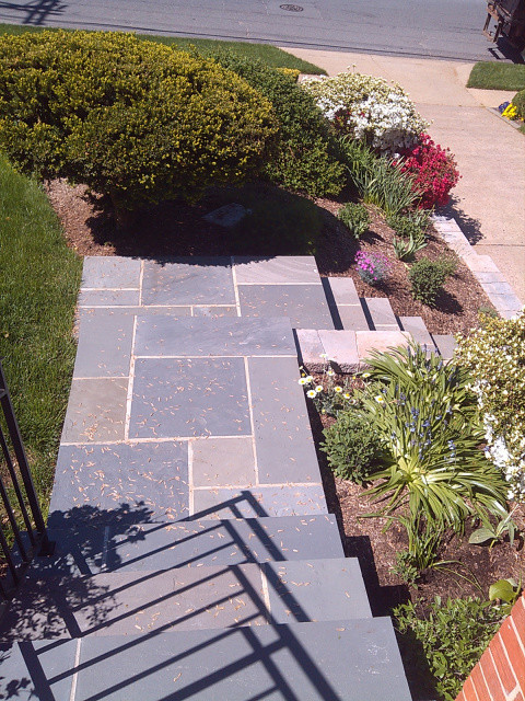 Cette image montre un petit jardin avant design avec une exposition partiellement ombragée et des pavés en pierre naturelle.